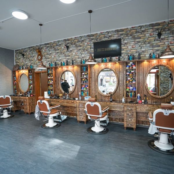 Blick in den Laden mit Deutz-Barber-Shop-Schild