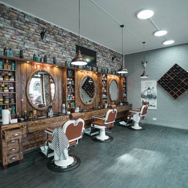 Heller Salon mit vier Plätzen