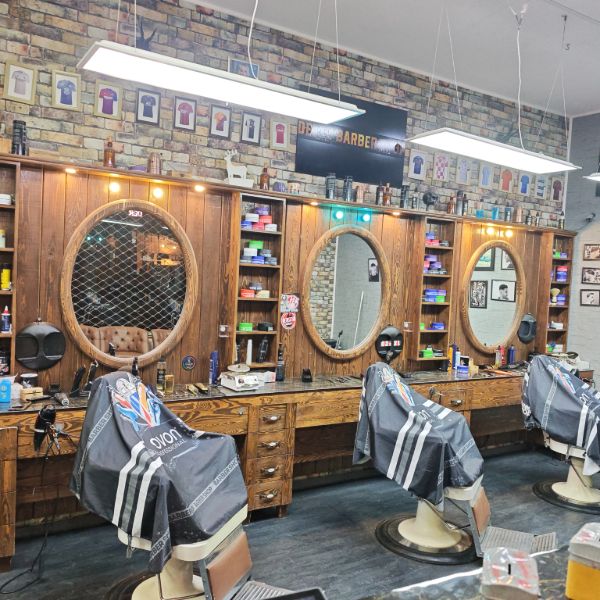 Barberstuhl vor der Backsteinwand