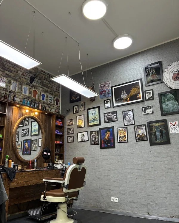 Platz mit Spiegel und Wanddeko im Deutz Barber Shop